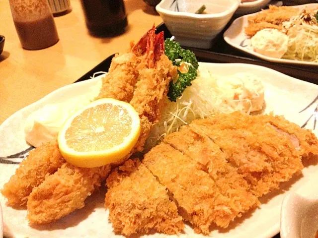 Snapdishの料理写真:海老フライ＆ヒレカツ定食ペロリ|386۬৺۬☆さん