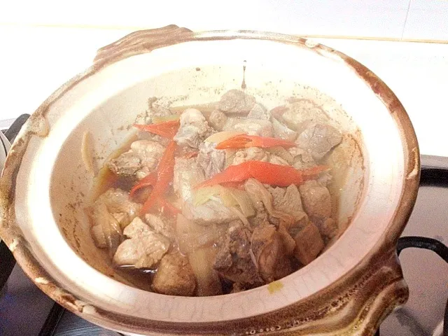 Braised pork with ginger, garlic and generous dose of Hua Tiao chiew cooked and simmered over claypot|leeさん