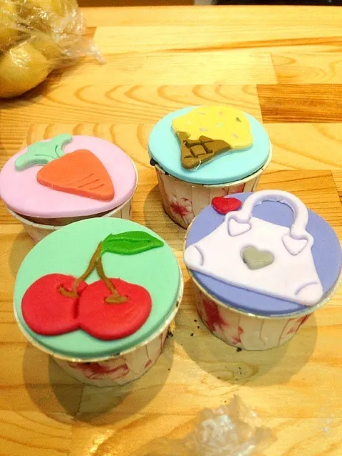 Snapdishの料理写真:fondant cup cakes (all made by myself  lol)|celiciaさん