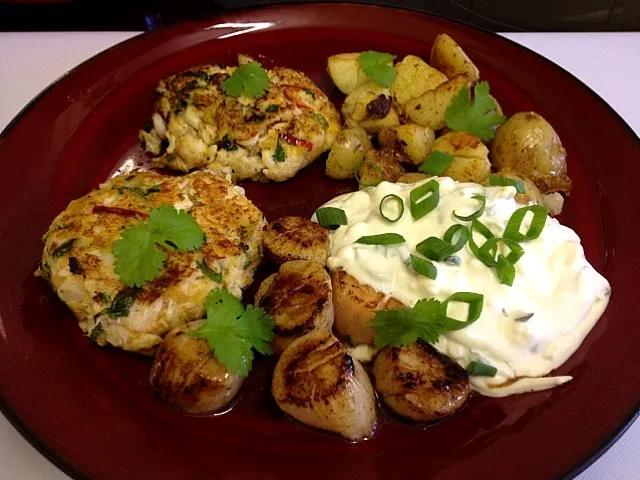 Snapdishの料理写真:Crab cakes, seared scallops, sauted potatoes and creme fraiche dip|Steve Pountneyさん