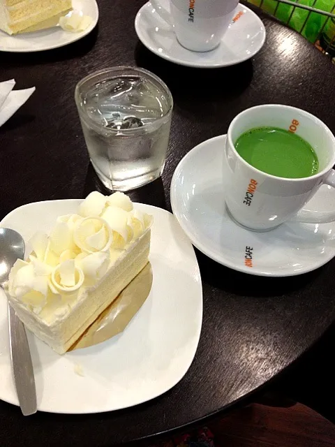 Snapdishの料理写真:ไวท์ช็อกโกแลตเค้ก🍰&ชาเขียวนมร้อน🍵|🍴ɴᎯᎯɴεϓ🍷さん