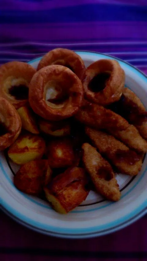 chicken goujons, roast potatoes, Yorkshire puddings and gravy|harry masonさん