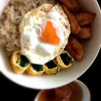 Brown rice with egg spinach, chicken fillet and sunny up egg|deliciousさん