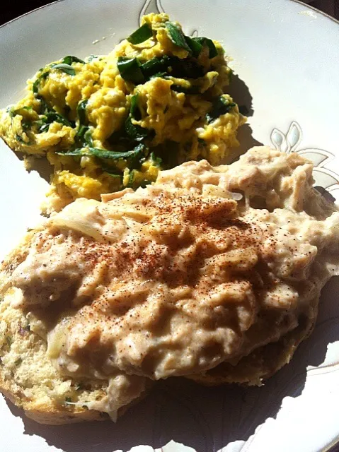 Sunday brunch - Salmon gravy covered biscuit & Niratama! (scrambled egg with Chinese chive) / ニラ玉とビスケットの鮭ホワイトソースがけ。週末のブランチ作ったの一年振り以上かもw|mamakumiさん