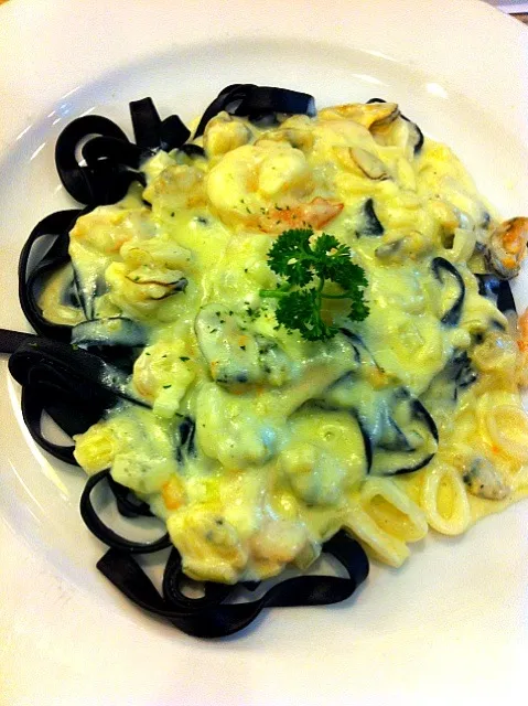 สปาเก็ตตี้หมึกดำซีฟู้ด spaghetti neri seafood|Bhawitさん