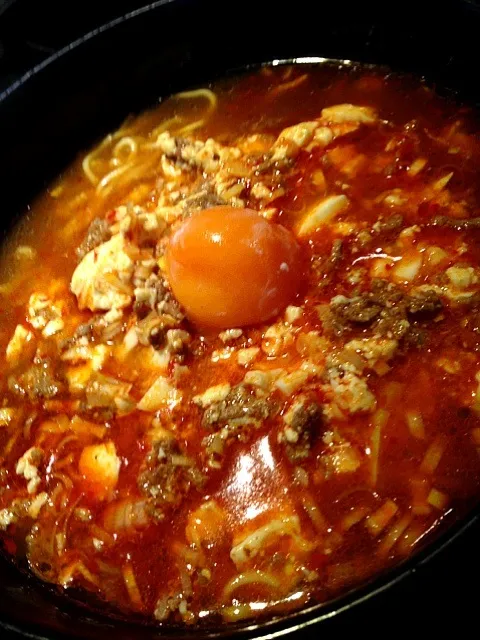 今日の朝ラーはサッポロ一番の麺の力に麻婆豆腐をトッピング 麺はラ王が圧勝。スープも素で飲んでみたが普通。それよりいけてないのが油揚麺で麺とスープで460kcalもあること。早くも残り4食の行き場に困るw|takarkiさん