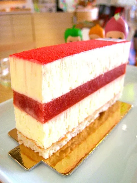 Champagne mousse w/ wild strawberry centre|Jen B.さん