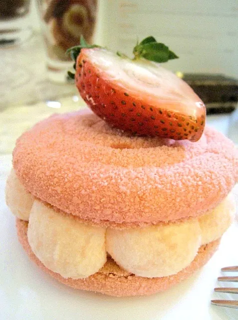 Rose Macaron, rose cream, raspberry jelly & fresh berries|Jen B.さん