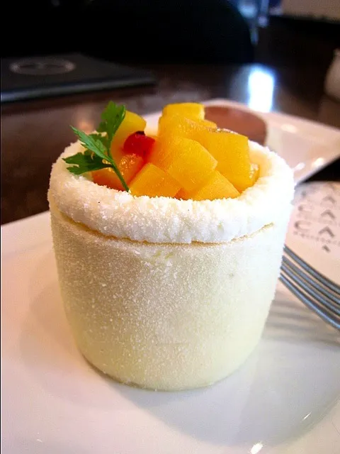 Coconut mousse, gula melaka, cremeaux biscuit joconde, malibu syrup & fresh mango|Jen B.さん