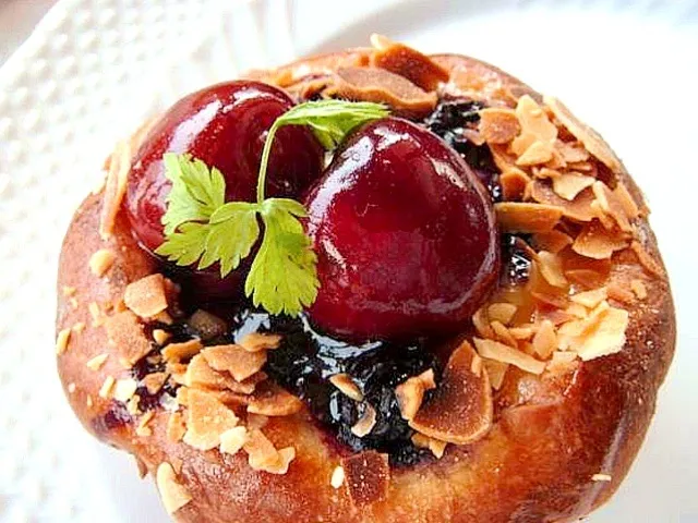 Cherry brioche filled with custard cream|Jen B.さん