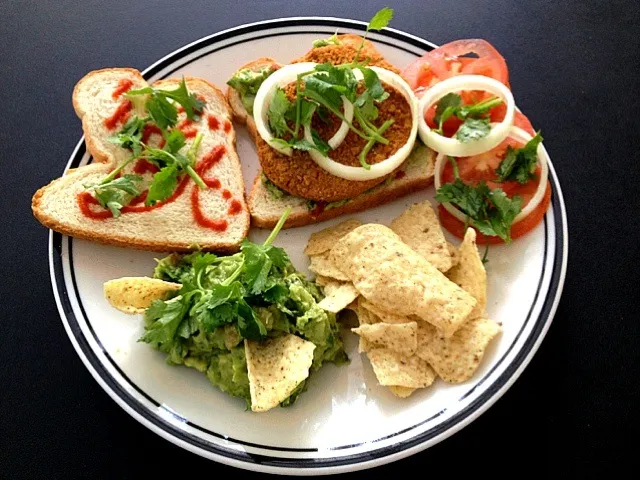 Breaded veggie patty with cilantro, Sriracha, onion, tomato and a side of homemade guacamole|Miranda ♪(´ε｀ )さん