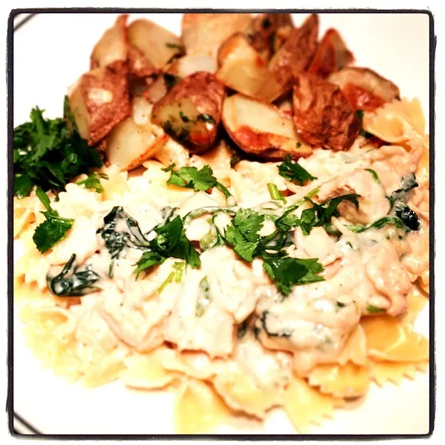 Snapdishの料理写真:Chicken Alfredo bow tie pasta with roasted potatoes|Miranda ♪(´ε｀ )さん