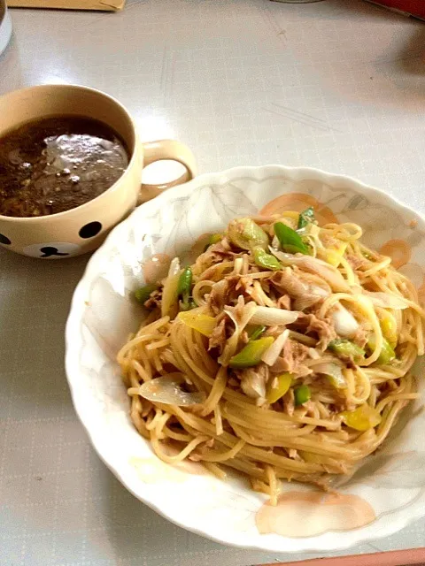 Snapdishの料理写真:ツナと長ネギのパスタと玉ねぎのコンソメスープ|shioriさん