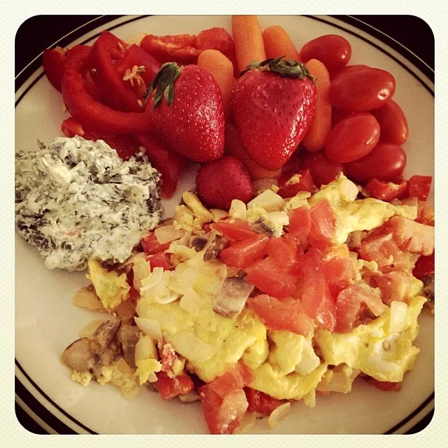 Scrambled eggs with mushroom, tomato, Gouda and veggies/fruit with spinach dop|Miranda ♪(´ε｀ )さん