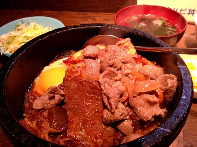 石焼牛スジ丼＋ホルモンカルビ|ひろろーんさん