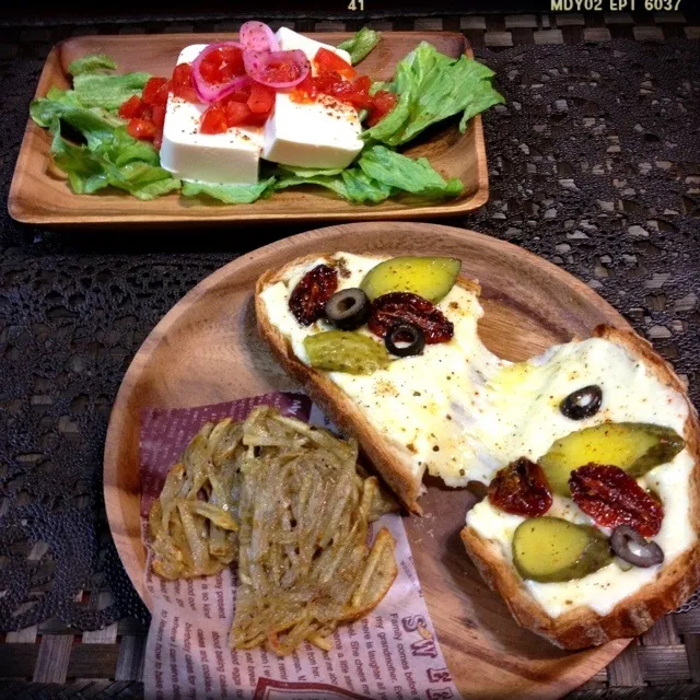 Snapdishの料理写真:ジャークポテトのガレット、豆腐カプレーゼ◎ 全粒粉カンパーニュのチーズとろーりオープンサンドと♩|Remyさん