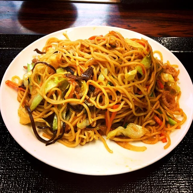 【今日のランチ】醤油焼きそば。中華麺のザクザクした歯触りが◎。|takuya KAWANOさん