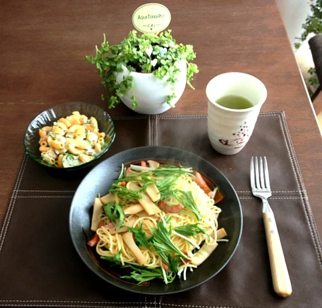 キノコと水菜のスパゲティ、マカロニツナサラダ、緑茶|pentarouさん