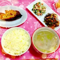 Snapdishの料理写真:体に優しい夜ごはん。 赤レンズ豆の炊きこみごはん、ぶりのニンニク醤油焼き、あらめとピーマンと人参の炒め煮、ほうれん草の白和え、海老ともやしのスープ。|pinkstar77さん