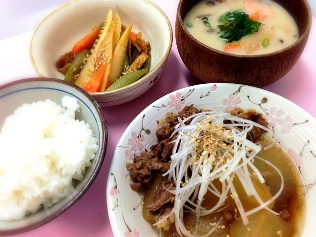 Snapdishの料理写真:大根と牛肉のこっくり煮、たけのことフキのピリ辛炒め、鮭の粕汁|naturaさん