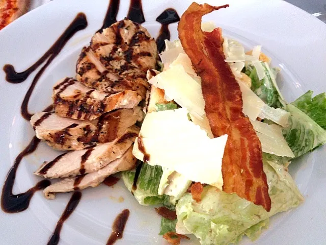 Caesar salad with grill chicken|mee aphipongさん