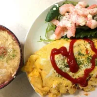 Snapdishの料理写真:オムライス、野菜卵とじスープ、エビシーザーサラダ|kohakuhime27さん