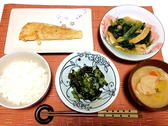 カレイのムニエル、小松菜と揚げの煮物、酢の物、お味噌汁♡|yuiさん