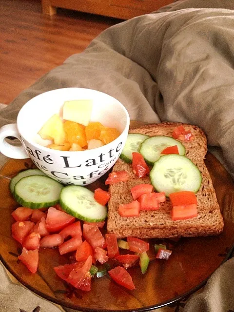 Bread, fruit, tomato, cucumber|nancyさん