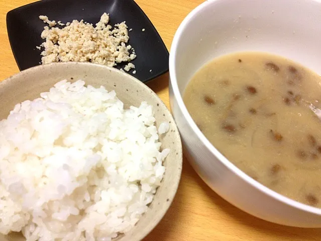 なめこと玉ねぎの味噌汁、豆腐塩そぼろ|ちゅこさん