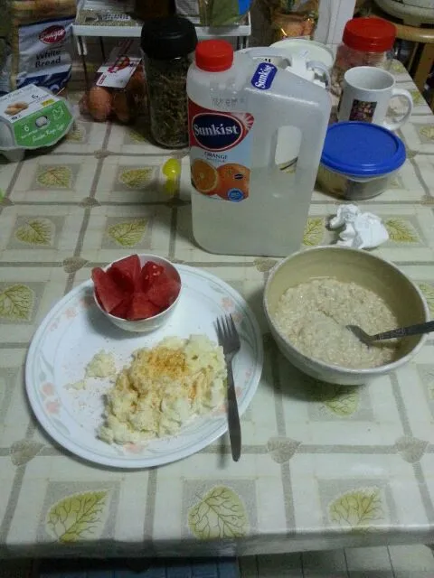 6 egg whites. .oatmeal cup of fruit and water|Jerry Howardさん