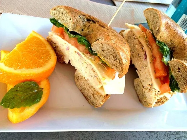 Chicken salad sandwich on spinach wheat bagel|Johnnyさん