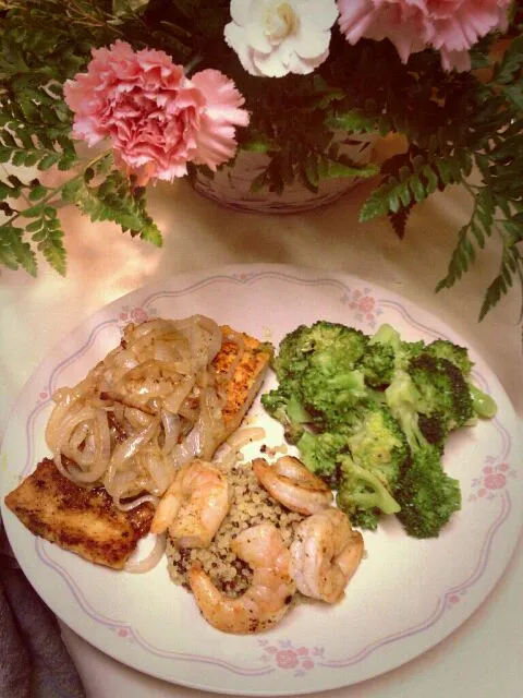 blackened salmon with carmelized onions, quinoa with shrimp and a side of broccoli basted in garlic butter|scrumptuouslifeさん