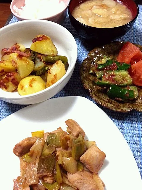 鶏と長ネギのレモン焼き アスパラとじゃがいものガーリック炒め きゅうりの梅肉合え 麩とちくわとあげの味噌汁|野崎恵理さん