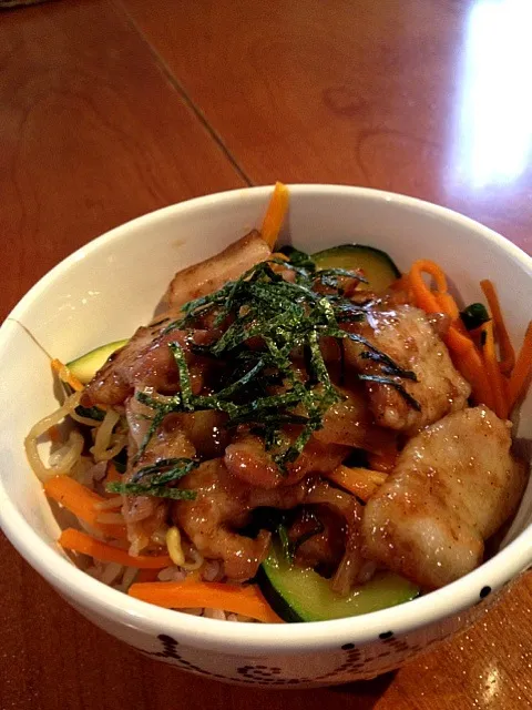 Sliced pork belly marinated with Korean BBQ sauce and stir-fly vegetable on rice|Chibiko's Kitchenさん