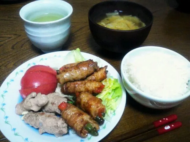 Snapdishの料理写真:豚バラ肉の野菜巻き＆しそチーズ巻き＆キャベツの味噌汁|えっちゃんさん