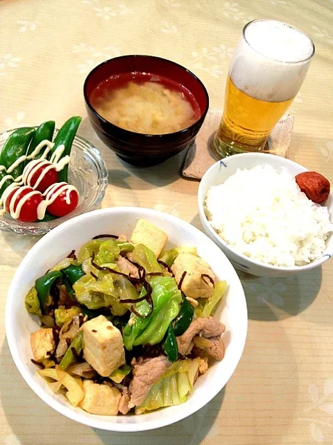 Snapdishの料理写真:塩昆布でチャンプルー、玉ねぎとコーンの洋風みそ汁、スナップえんどうとミニトマト、梅干|うっちーさん