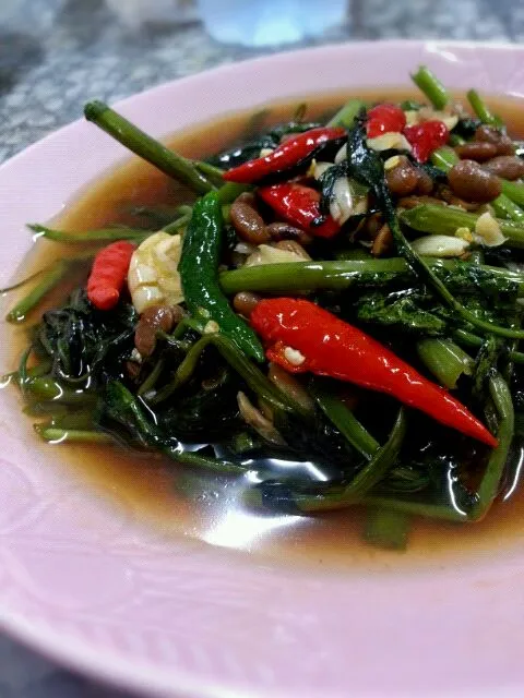 Stir-Fried Swamp Cabbage with Salted Soya Bean|hakubaraさん