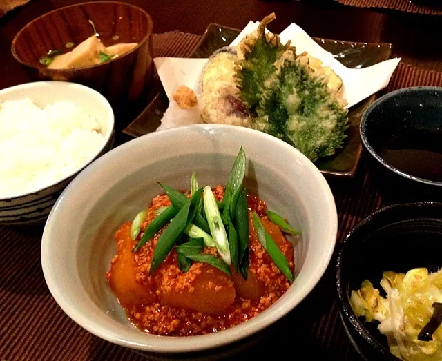 Snapdishの料理写真:KAGOMEketchupさんの大根そぼろ煮、天ぷら(茄子、大葉、椎茸)、キャベツと昆布のあっさり漬け、高野豆腐の味噌汁、ごはん|サチさん