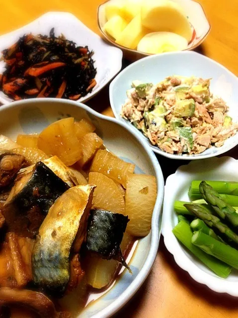 鯖と大根の煮物 アボカドとツナのマヨネーズ和え ひじきの煮物 アスパラ りんご|puupanchanさん