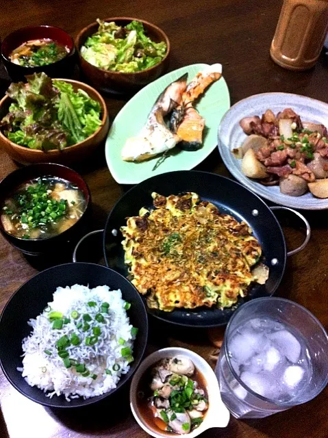 oryちんの〜ネギ焼きー！と、シャネルの〜里芋と豚肉とタマネギの甘辛炒め〜三兄弟は、シラス丼と〜味噌汁と鮭〜的な、晩飯です|いよこ🍻さん