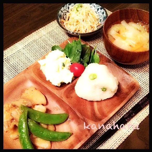 豚バラとスナップえんどうのピリ辛味噌炒め♡アスパラおにぎり♡ポテサラ♡しらたきとにんじん炒め♡|harurouさん