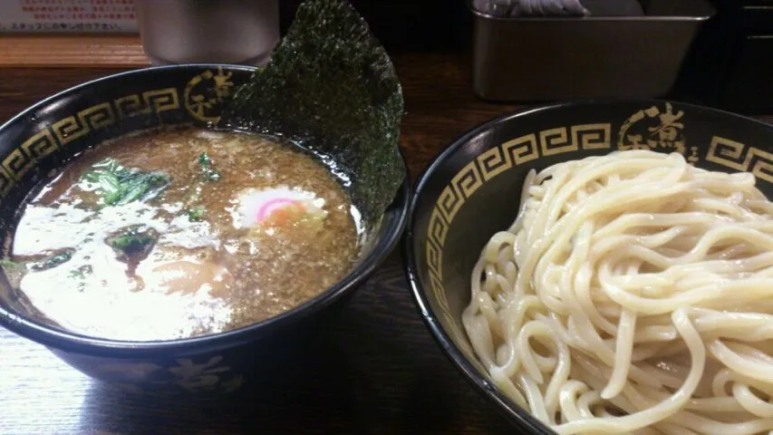 つけ麺味玉二番搾り900円。麺はプリプリ感が足らないしつけダレも煮干しのインパクトはない。大森で900円だすなら銀座の朧月だなぁ～|SATOSHI OOCHIさん