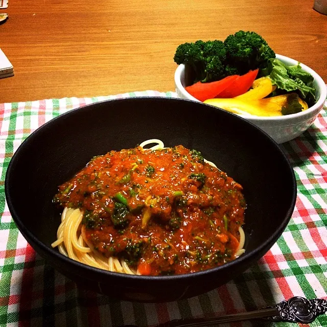 【今夜のウチご飯】ブロッコリー入トマトソースのパスタ，サラダ。赤と緑で彩がキレイ🎶|takuya KAWANOさん