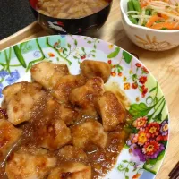 Snapdishの料理写真:鶏肉の甘辛ソース、いんげんともやしとにんじんの炒め物、白菜味噌汁|嶋根知子さん