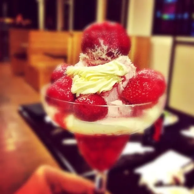 Straberry sorbet tops with whip cream|lorreignさん