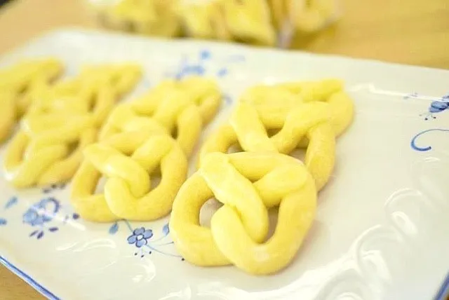 my 1st time making pretzel cookies in lemon flavor|zone houさん