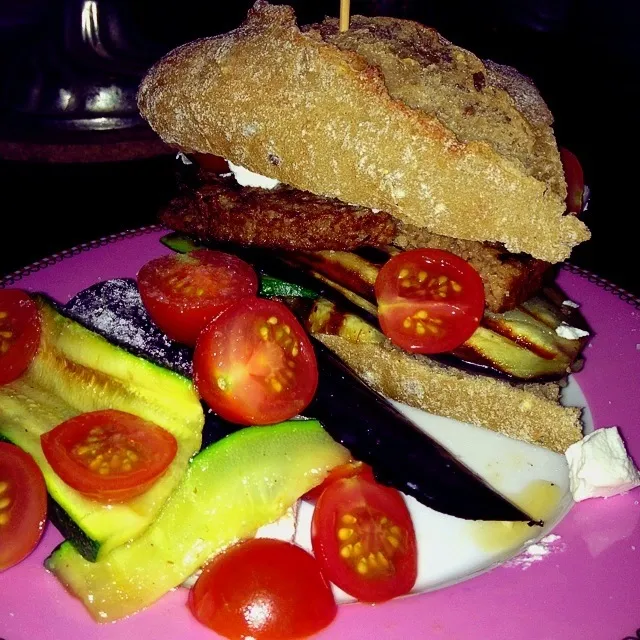 Vegetarian burger with grilled vegetables, goats cheese and plum tomatoes|Rianneさん