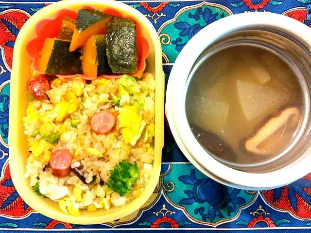 ソーセージとブロッコリーと玉子チャーハンと野菜スープ弁当|もえさん