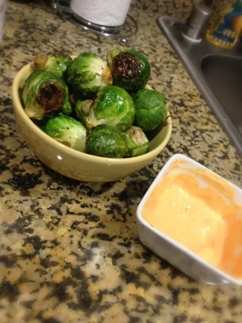 Snapdishの料理写真:Roasted Brussels with Sriracha aioli|lissa cobbさん