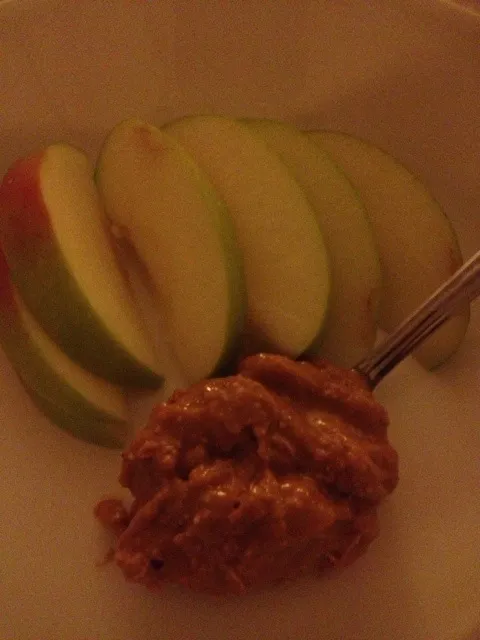 Apple slices w/ peanut butter!|elaineさん